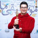Farzad Farzin Instagram - باز هم به لطف آرای شما عزیزانم این بار آلبوم شانزلیزه موفق شد عنوان برترین آلبوم پاپ در سال۹۶ رو بدست بیاره که قطعا یکی از مهم‌ترین جوایز این جشن به حساب میاد ،البته به نظرم حق این آلبوم بیشتر از این بود ولی... سپاس از تمامی عوامل آلبوم شانزلیزه که به اندازه من در کسب این تندیس نقش داشتن و برای بوجود آمدن این اثر تلاش کردن و ممنونم از بچه های موسیقی ما که باعث‌شدن لحظاتی هر چند کوتاه حس همدلی بین اعضای موسیقی رو شاهد باشیم و مهم‌تر از همه دست تک تک شما عزیزانم رو میبوسم که با انتخاب آلبوم شانزلیزه باعث کسب این جایزه شدین،عاشقانه عاشقتونم❤️❤️ عکسهای خاطره انگیز @saeid_abollahi عزیز و @ashkanazadbakht از مراسم دیشب در برج‌میلاد ضمنا تشکر ویژه @amirhossein_farahmand_7 عزیز بابت طراحی قشنگ لباس دیشب @musicema #farzadfarzin1 #farzadfarzin #فرزادفرزین #موسیقی_ما #شانزلیزه #بهترین_البوم #سال #۹۶