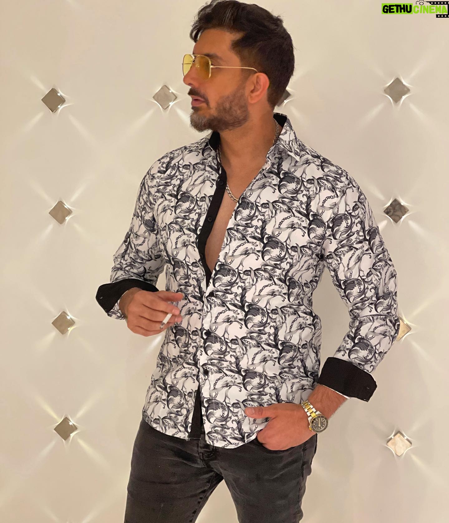 Farzad Farzin - 227.8K Likes - #گنگ #پارسا #ملکه_گدایان
ادامه داستان رو حدس بزنید😎
#فرزادفرزین #gang