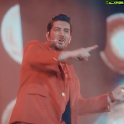 Farzad Farzin Instagram - ببینده ویدیو اوپنینگ متفاوت و جذاب کنسرت سفر در زمان (۶۰-۱۳) به همراه گروه بینظیر شوک از چنل یوتیوب باشید ❤️ باتشکر از کیوان ملک مطیعی کارگردان کنسرت ،امیر مرسلی (جلوه های ویژه) و احسان احمدی (میکس) و عارف صمدیان کارگردان کلیپ و رسول ترابی عزیزم و دیگر دوستان بابت ساخت وتهیه این کنسرت بیاد ماندنی💫 امیدوارم از دیدنش و البته متفاوت بودنش😎لذت ببرید 🔥 لینک ویدیوکامل در بیو پیج و استوری