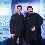Farzad Farzin Instagram - عکسهای رفقاي جان در کنسرت خاطره انگیزِ دی وبهمن ماهِ هتل اسپیناس تهران 💝 فردا شب چندتا خبر جديد و يه پست از كنسرت تو راهه ،❤️❤️❤️عاشقتونم عكس از اميرضا رعيتي عزيزم و ديزاين لباسهاي كنسرت از دوست خوبم امير حسين فرهمند✌🏼 #farzadfarzin #farzadfarzin1 #concert #فرزادفرزین #tehran
