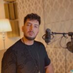 Farzad Farzin Instagram – برای حال این روزها و به یاد عزیزانی  که کنارمون نیستن…🖤

@emadtoghraei 
@faridmohajerpour 
@saalaarpizari 
@atousakalantariii 
#دلی #بغلم_کن