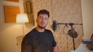 Farzad Farzin Instagram - برای حال این روزها و به یاد عزیزانی  که کنارمون نیستن…🖤

@emadtoghraei 
@faridmohajerpour 
@saalaarpizari 
@atousakalantariii 
#دلی #بغلم_کن