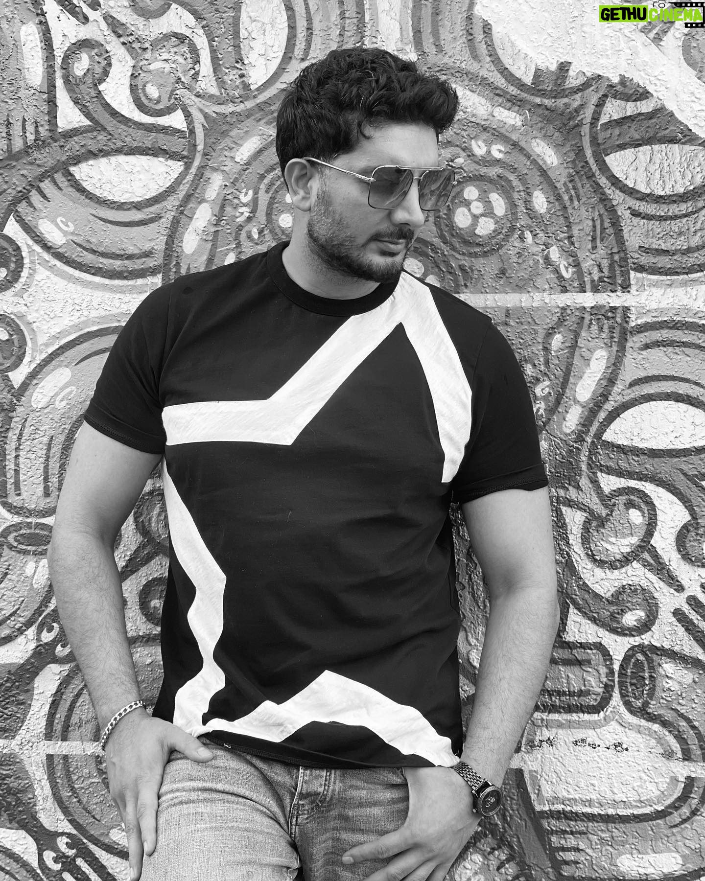 Farzad Farzin - 162.4K Likes - اتفاقها برای افتادنند و
زمان برای گذشتن و
زندگی برای لذت بردن ،
پس افکارت رو از قضاوتهای بی منطق دیگران دور نگه دار و هر آنچه باعث آرامشت می شود را زندگی کن❤️💎
#farzadfarzin #فرزادفرزین #life