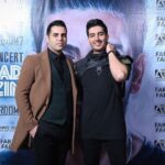 Farzad Farzin Instagram - عکسهای رفقاي جان در کنسرت خاطره انگیزِ دی وبهمن ماهِ هتل اسپیناس تهران 💝 فردا شب چندتا خبر جديد و يه پست از كنسرت تو راهه ،❤️❤️❤️عاشقتونم عكس از اميرضا رعيتي عزيزم و ديزاين لباسهاي كنسرت از دوست خوبم امير حسين فرهمند✌🏼 #farzadfarzin #farzadfarzin1 #concert #فرزادفرزین #tehran