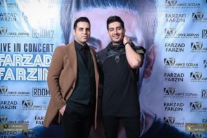 Farzad Farzin Instagram - عکسهای رفقاي جان در کنسرت خاطره انگیزِ دی وبهمن ماهِ هتل اسپیناس تهران 💝  فردا شب چندتا خبر جديد و يه پست از كنسرت تو راهه ،❤️❤️❤️عاشقتونم 
عكس از اميرضا رعيتي عزيزم و ديزاين لباسهاي كنسرت از دوست خوبم امير حسين فرهمند✌🏼
#farzadfarzin #farzadfarzin1 #concert #فرزادفرزین #tehran