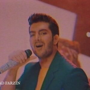 Farzad Farzin Instagram - آتیش تقدیم به همه شما عزیزان❤️❤️❤️ امیدوارم کلی خاطره خوب باهاش بسازید در ضمن فردا ساعت ۸ شب ویدیو جذاب این کار رو‌می تونید از کانال یوتیوب من http://yt.farzadfarzin.net/ ببینید و یادتون نره چون خیلی باحال شده😂
تشکر ویژه از عوامل سازنده این کار که واسه به ثمر رسیدنش کلی تلاش کردن
ملودی:عماد طغرایی عزیزم 
تنظیم:حامد برادران دوست داشتنی
ترانه:آتوسا کلانتری
ویدیو:وحید امینی نازنین
کاور :سالار پیزری
گریم: هادی قالی خانی
گیتار:مهرداد معافی
گیتار:علیرضا الیاس وند
پرکاشن:عرفان حاتمی
و رسول ترابی گل و تمام رفقای شوک‌بند
میخوا م با چالش دابسمشهای خاص مدل دهه ۷۰ بترکونید سعی میکنم همه رو استوری کنم🔥💣❤️
#فرزادفرزین #آتیش #farzadfarzin #music #موزیک_جدید