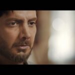 Farzad Farzin Instagram - . در آستانه انتشار قسمت نخست؛ از تیزر رسمی سریال «ملکه گدایان» رونمایی شد . تیزر رسمی سریال «ملکه گدایان» به کارگردانی حسین سهیلی زاده و تهیه کنندگی رحمان سیفی آزاد و علی طلوعی منتشر شد. . در خلاصه داستان سریال "ملکه گدایان" به قلم حامد افضلی و امین محمودی آمده است: امروز تو، می تونه فردای من باشه ... هیچکس از سرنوشت خبر نداره ... حتی شما ... . . برخی از عوامل این سریال عبارتند از: مدیر فیلمبرداری: رضا شیبانی، تدوین: امین عابدی، صدابرداران: مهدی آزادی، علی ظهوری، آهنگساز: مسعود سخاوت دوست، خواننده: روزبه بمانی، مجری طرح: علیرضا محمدی، مدیر تولید: سعید عطایی، طراح صحنه: سهیل میرسپاسی، طراح گریم: علی بهرامی فر، طراح و ترکیب صدا: علی ظهوری، طراح لباس: الهام شعبانی، مدیر برنامه ریزی: مسعود میمی، دستیار اول کارگردان: امین محمودی، جلوهای بصری : امیر ولی خانی، دستیار اول فیلمبردار : محمد رضا خلج زاده، طراح نور : کیوان ارجمند، منشی صحنه: زهرا مهدوی، مدیر تدارکات: سجاد نوری، عکاس: هلیا رضایی، دستیار دوم کارگردان : شایان سید محمود،صحنه آرا :علی جعفر دوست، تصویربردار پشت صحنه : امیرژوبین و مشاور رسانه ای: آیدین نادری . @filimocom @malakeyegedayan.official @nebras_pictures
