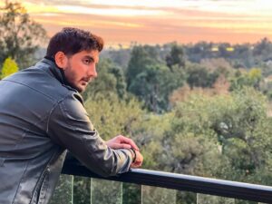 Farzad Farzin Instagram - زمانی  ارزشمند خواهی شد که در قلب انسانها ریشه داشته باشی🌹
مخلص همه ❤️
#فرزادفرزین #پاییز #عشق