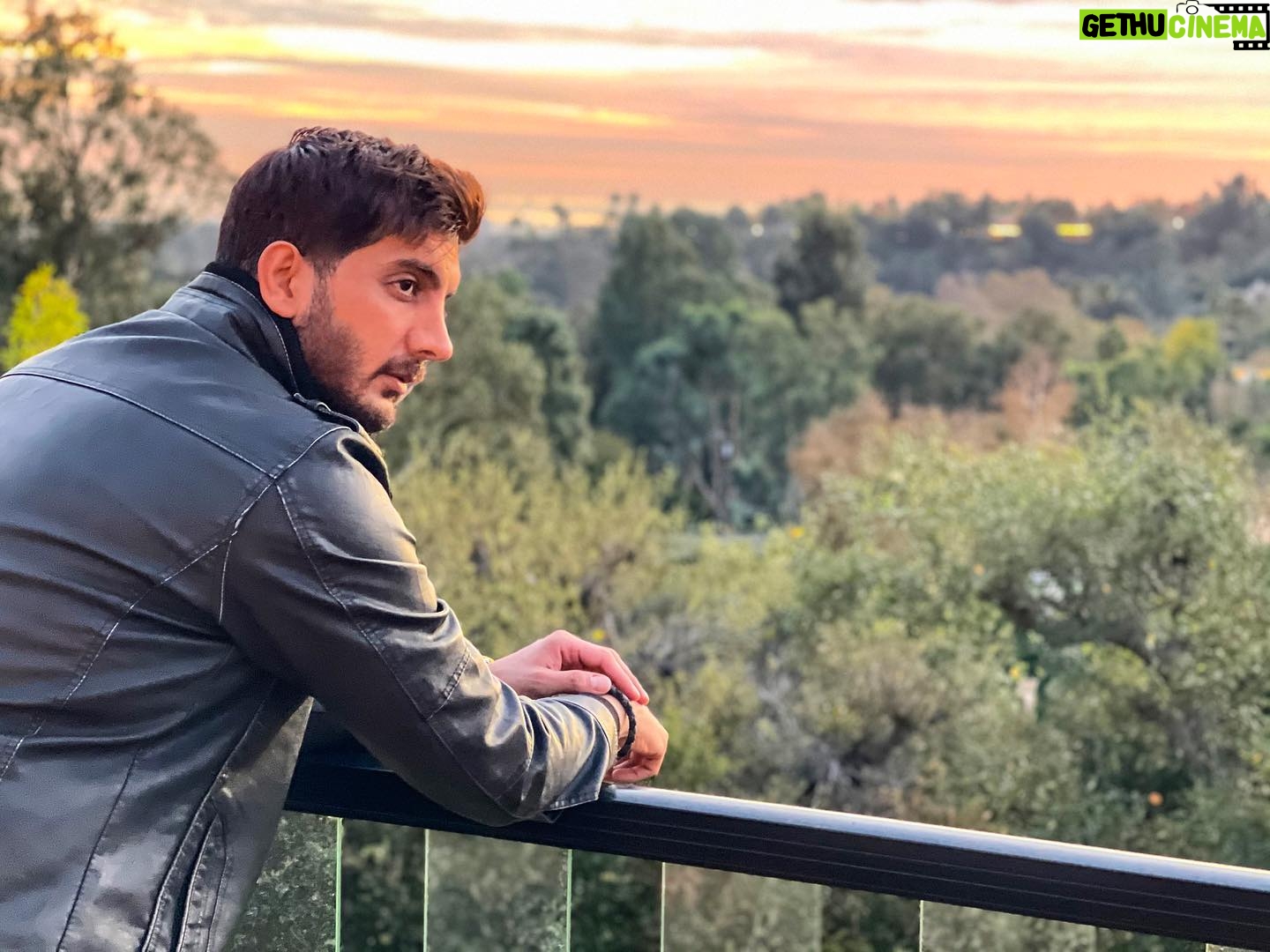 Farzad Farzin - 221.4K Likes - زمانی ارزشمند خواهی شد که در قلب انسانها ریشه داشته باشی🌹
مخلص همه ❤️
#فرزادفرزین #پاییز #عشق