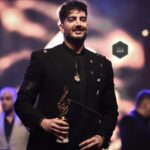 Farzad Farzin Instagram – تشکر از هیئت داوران و خانواده علی معلم فقید بابت انتخاب “بهترین خواننده پاپ “در اولین دوره جشن موسیقی و تئاتر حافظ 🙏🏼❤️
#farzadfarzin #hafezaward #bestsinger #farzadfarzin1