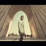 Farzad Farzin Instagram - «منو بشناس» حاصل تلاش بیش از دو سال من و ۴۰ نفر از همکاران عزیزم برای شناساندن ایران وایرانی به تمامی دنیاست تشکر می‌کنم از همه‌ی دوستان هنرمندم که در ساخت این اثر کنار ما بودن بهروز صفاریان عزیزم : تنظیم این کار رو بر عهده داشته و احمد امیرخلیلی عزیز شاعر این اثر محمد اولاد با ساخت ويديويي بياد ماندني 💫همینطور میثم محمدحسنی عزیز، تهیه‌کننده‌ی منو بشناس و البته آهنگسازی این اثر هم بر عهده‌ی من بوده❤️🙏🏼 تمام هدف و تلاش هنرمندانی که در این کار حضور دارند ساخت اثری ملی بوده تا بتونیم به همه‌ی دنیا این رو بگیم که ایران و مردمان‌‌اش همیشه در پی صلح و دوستی بودند و هستند 🕊 🎹 آهنگساز: فرزاد فرزین 🎼 تنظیم: بهروز صفاریان 📑 ترانه: احمد امیرخلیلی ويديو: محمد اولاد ⭐️ تهیه‌کننده: میثم محمدحسنی از همین لحظه می‌تونید از کانال یوتوب و تلگرام من و همینطور تمام سایت‌های معتبر ‪#‬منوبشناس رو ببینید و بشنوید‪:‬ http://farzadfarzin.net/manobeshnas ‪#FarzadFarzin #IranMusic #Iran #ManoBeshnas #PeaceforWorld #NoWar #IranianSingers #KnowMe