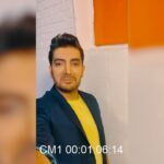 Farzad Farzin Instagram - پشت‌صحنه‌ی کلیپ «آتیش» به کارگردانی وحید امینی و خاطرات خوب‌مون 😄👍 ⠀ می‌تونید کامل‌ش رو از کانال یوتوب من ببینین. مواظب خودتون باشین ❣️ ⠀ – ⠀ ➡️ YouTube: yt.farzadfarzin.net ‪#‬FarzadFarzin #Atish #VideoClip #BackStage #OldSchool #MakingOf ⠀