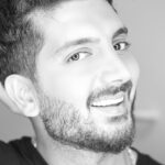 Farzad Farzin Instagram - Birthday کسی به اندازه من در این ۲۲ سال از هدف و افکارت خبر نداشته از پستیها و بلندیها ، نداریها و خستگیها، شکستها و پیروزیهات، یادمه که خیلیها باورت نداشتن اما تو به حرفهاشون توجه نکردی و تسلیم نشدی،به ترسهای خودت غلبه کردی و راهتو ادامه دادی چون به خودت باور داشتی و حالا نگاه کن! لذت داشتن هزاران قلبی که کنار تو و باتو خاطره میسازه ببین که از سختیها و حسادتها ، ممنوعیتها و قضاوتهای ناعادلانه چطور عبور کردی و حالا در میانه راهت بزرگترین سرمایه یک انسان رو‌داری یعنی خانواده ای بزرگ و پشتوانه مردمی که بهترین مردم دنیان ✨❤️ خوشبختیت در کنار خداوند و میلیونها رفیق مبارک ! از طرف فرزادی که در ۱۸ سالگیت در همين ساعت تصمیم‌گرفتی متولد بشه✨ ممنون از همه رفقا و مردم عزیزم بابت تبریکهای پر مهرتون امیدوارم لایق محبتهاتون باشم❤️😘💖 عکس: @amirrezarayati1 #birthday #farzadfarzin #فرزادفرزین #تولد