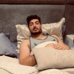 Farzad Farzin Instagram – این داستان
یک رفیقم نداریم وقتی مریض میشیم بیاد عیادتمون!
صرفا جهت خنده😂
جدا از این حرفا این روزها دستاتونو خوب بشورین و‌ مواظب یه بیماری ویروسی-گوارشی باشید که منم گرفتم❤️
