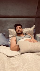 Farzad Farzin Instagram - این داستان یک رفیقم نداریم وقتی مریض میشیم بیاد عیادتمون! صرفا جهت خنده😂 جدا از این حرفا این روزها دستاتونو خوب بشورین و‌ مواظب یه بیماری ویروسی-گوارشی باشید که منم گرفتم❤️