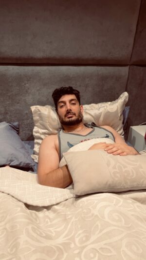 Farzad Farzin Instagram - این داستان
یک رفیقم نداریم وقتی مریض میشیم بیاد عیادتمون!
صرفا جهت خنده😂
جدا از این حرفا این روزها دستاتونو خوب بشورین و‌ مواظب یه بیماری ویروسی-گوارشی باشید که منم گرفتم❤️