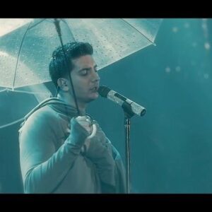 Farzad Farzin Instagram - اجرای زنده‌ی نگرانتم🎤
بی‌نهایت دلم تنگ شده واسه‌ی کنسرت و هم‌صدا شدن با شما 😌❤️ کلیپ اجرای کامل‌ نگرانتم رو که خیلی دوسش دارم رو براتون توی کانال یوتوب گذاشتم 🎬
⠀
امیدوارم زودتر ببینیم همو ❣️
YouTube: yt.farzadfarzin.net
#StayHome #StaySafe
‪#‬FarzadFarzin #Negaranetam #LiveConcert #ShockBand #tehran