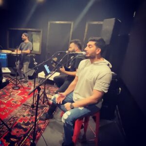 Farzad Farzin Instagram - آخرین تمرین برای شروع تور آمریکا همراه رفقا❤️💣
شنبه شب در آنهايم و٢٩ فوريه در ردوود سيتي و ٦و٧مارچ در شهرهاي دالاس و واشنگنتن دي سي.ميريم كه كنار شما باز هم خاطره بسازيم ،روز عشق مبارک .ميبينمتون 🌹💝
‏#farzadfarzin #anaheim #redwoodcity #dallas #washingtondc #concert #عاشقانه  #valentines