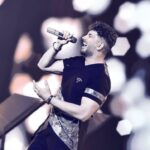 Farzad Farzin Instagram – زمان بهترین قاضی برای طبل های تو خالیست⏳
عكس از: @amirrezarayati1 
كنسرت تهران وهمچنان من و شما💣❤️