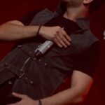 Farzad Farzin Instagram - جلوی کی دروغ میبافی بچه من با تو زندگی کردم…. اجرای زنده “بچه” در کنسرت حرفه ای تقدیم به شما عزیزانم❤️ مخلص همه و ممنون از لطف همه رفقای جان و خدایی که به شدت کافیست🙏🏼💎 #بیستمین_سال #فرزادفرزین #کنسرت #تهران