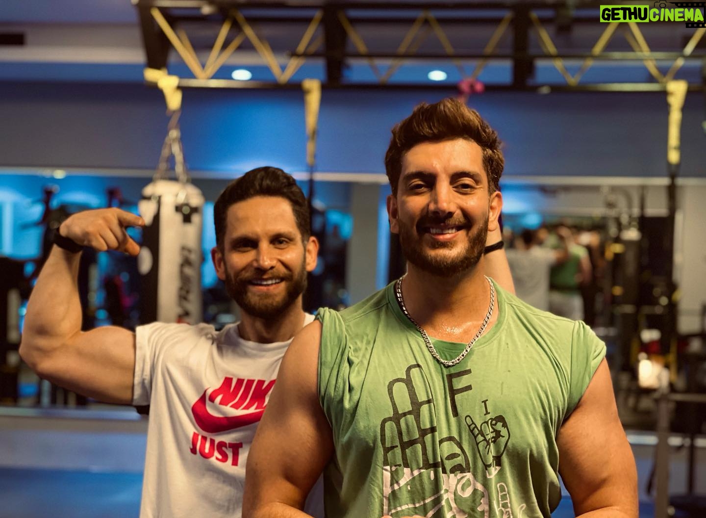 Farzad Farzin - 210.4K Likes - ثروت واقعی در داشتن مادیات نیست در داشتن دوستان واقعیست💫
دوستای خوبتونو زیر این پست تگ کنید✨
بزودی با خبرای خوبی برمیگردم رفقا
امیدوارم روزای خوب واسه هممون نزدیک باشه❤️😘
#فرزادفرزین #farzadfarzin #friends #رفیق