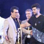 Farzad Farzin Instagram – چه سورپرایز و افتخاری از این قشنگ تر که در کنار شما عزیزانم و رفقای جان تولد امسالم رو در جایی که بهش تعلق دارم یعنی روی صحنه برگزار کردیم.✨
برای دو دهه کاری در هنر این سرزمین مدیون شماهستم و با تمام وجود دوستون دارم❤️
تشکر میکنم از بچه های شوک بند و جناب محسن رجب پور عزیز وهمیشه محترم ،محمد رضا علیمردانی نازنین ، یوسف تیموری باحال، بهرنگ علوی هنرمند ،کیومرث مرادی بی نظیر ،مهدی مدرس ،کیوان ملک مطیعی رسول ترابی و مهران خلیلی رفیق و آرمان درویش دوست داشتنی که در شب تولدم  در کنارم بودن و منو شرمنده کردن🙏🏼
از تمامی رفقای عزیز وهنرمندم و شما همراهان و طرفداران عزیزم بابت پستها و استوری های تبریک صمیمانه سپاسگذارم❤️✨💖
🛑ضمنا فردا (شنبه) ساعت ۱۴ به لطف استقبال بینظیر شما در حدود ۱ ماه برای سانس ۷،۸ کنسرت تابستانه تهران در روز ۲۵ تیر ماه در سالن اسپیناس و براي آخرين بار تمدید شد🔥
و…دقیقا من همین ساعت در چنین روزی متولد شدم🥰
@mohsenrajabpour @mr_alimardani @yousefteymoori @armandarvish.official @behrangalavi_official @kiomarsmoradi @mehdimodarres @mehdiyaghmaei 
#birthday #farzadfarzin