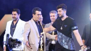 Farzad Farzin Instagram - چه سورپرایز و افتخاری از این قشنگ تر که در کنار شما عزیزانم و رفقای جان تولد امسالم رو در جایی که بهش تعلق دارم یعنی روی صحنه برگزار کردیم.✨
برای دو دهه کاری در هنر این سرزمین مدیون شماهستم و با تمام وجود دوستون دارم❤️
تشکر میکنم از بچه های شوک بند و جناب محسن رجب پور عزیز وهمیشه محترم ،محمد رضا علیمردانی نازنین ، یوسف تیموری باحال، بهرنگ علوی هنرمند ،کیومرث مرادی بی نظیر ،مهدی مدرس ،کیوان ملک مطیعی رسول ترابی و مهران خلیلی رفیق و آرمان درویش دوست داشتنی که در شب تولدم  در کنارم بودن و منو شرمنده کردن🙏🏼
از تمامی رفقای عزیز وهنرمندم و شما همراهان و طرفداران عزیزم بابت پستها و استوری های تبریک صمیمانه سپاسگذارم❤️✨💖
🛑ضمنا فردا (شنبه) ساعت ۱۴ به لطف استقبال بینظیر شما در حدود ۱ ماه برای سانس ۷،۸ کنسرت تابستانه تهران در روز ۲۵ تیر ماه در سالن اسپیناس و براي آخرين بار تمدید شد🔥
و…دقیقا من همین ساعت در چنین روزی متولد شدم🥰
@mohsenrajabpour @mr_alimardani @yousefteymoori @armandarvish.official @behrangalavi_official @kiomarsmoradi @mehdimodarres @mehdiyaghmaei 
#birthday #farzadfarzin