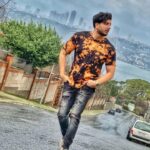 Farzad Farzin Instagram - از آهنگهایی که تو سال ۱۴۰۱ می شنوید، بنويسيد چه حسی بهتون میده،خوشتون نياد هم پخش نميكنم❤️ “جوونی” ترانه؛ روزبه بمانی آهنگساز :فرزاد فرزین تنظیم:مهران خلیلی علیرضا افشار و صد البته ۱۵ اسفند منتظر آهنگ شاد و عيدانه ي "نگي كه نگفتم" باشيد که واسه پخشش خیلی هیجان داریم مخصوصا با کلیپ باحالش که به امید خدا از سال بعد شبيه ايده اش زیاد ساخته میشه😂 ولی مهم همیشه اولین بودنه رفقا😉👍🏼💖 عكس: @mehrdadmoafi #فرزادفرزین #farzadfarzin #newmusic #music #musicvideo