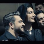 Farzad Farzin Instagram - بخشی از پشت صحنه های کنسرتها که همیشه سعی کردم متفاوت تر کنسرتهای قبلی باشه ،تشکر از تمامی بچه های خستگی ناپذیر تیم👍💪🏻 بزودی با تور پاییزه پر انرژی میایم که‌ کنار شما بترکونیم ، کیا حاضرن؟😊❤️ #farzadfarzin #farzadfarzin1 #concert #music #shockband #autumn