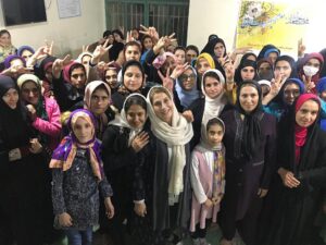 Fatemeh Motamed-Arya Instagram - ورود به شهر یاسوج در اولین دقایق دیدار با دختران دبیرستان شبانه روزی عشایری 
عکس : علی لایق زاده