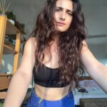 Fatima Sana Shaikh Instagram – Acchi light ka fayda utha ke social media pe active hone ka bahaana mil gaya.  Last photo best photo hai. You are welcome.