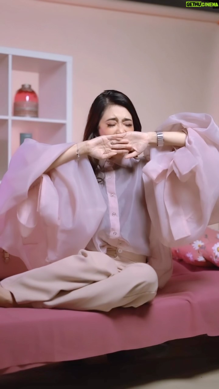 Fatin Afeefa Instagram - ARGHHH!! MY PINK-DORA IS MISSING! π₯Ίπ« Iβm totally sure mesti si @intannajuwa tu yang ambil i punya Pink-Dora! Macam mana ni? Guys! Please tolong i. Pergi stalk dia sekarang dan carikan bukti. I want my Pink-Dora back!! Oh btw, i really really love the taste of strawberry cheesecake flavour chocolate coating, real strawberry and KITKAT wafer pieces! So refreshing and yummy! You guys should try tau ππ @nestleicecream.my #KITKATPinkIceCream