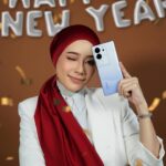 Fatin Afeefa Instagram – Let the next adventure begin!

Fa want to introduce you guys with the absolutely stunning vivo V29 5G in Starry Purple! If you guys are in love with photography, phone ni memang pilihan korang tau! Because this phone has a smart colour temperature adjustment.

Beep beep ada one more thing. Kalau korang ingin memenangi hadiah worth up to RM 84,000, korang boleh je beli any vivo smartphone priced from RM 799 at any vivo concept store or any authorized store untuk memenangi hadiah tersebut.

Prize – 
Grand prize: 1x LV Bag (1 unit)
First prize: 1x vivo x100 (1 unit)
Second prize: 1x Joyoung Multifunctional Power Blender worth RM 1,599 (15 units available)
Third prize: 1x Joyoung Air Fryer worth RM299 (15 units available)
Fourth prize: 1x Joyoung Baking Pan worth RM 179 (24 units available)
Fifth prize: RM 10 Cash prize! (3800 units available)

#vivoMerryMerryOng #vivoMalaysia