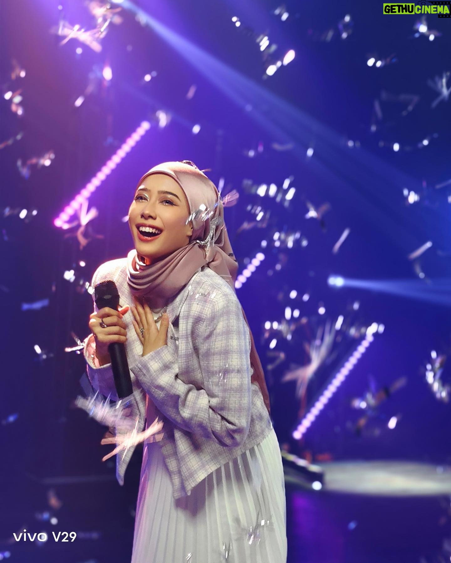 Fatin Afeefa Instagram - Get ready to shine brighter than ever with the absolutely stunning vivo V29 5G in the stunning Starry Purple shade! πβ¨ Get ready to be blown away by the absolute epitome of visual elegance and mind-blowing performance! Like, seriously, brace yourself for a whole new level of awesomeness! π«β¨π₯ It's seriously like I'm holding a gazillion stars right in the palm of my hand. It's giving me major celestial vibes and I am living for it! π Mark your calendars for September 20th, 2023 at 3PM! ποΈπ Get ready to witness the most luxurious device EVER hitting the mobile scene. This phone is an absolute game-changer when it comes to capturing those picture-perfect nights! #vivoV295G #AuraPortraitNowSmart #ForPicturePerfectNights #V29ShiningLikeAStar #vivoMalaysia