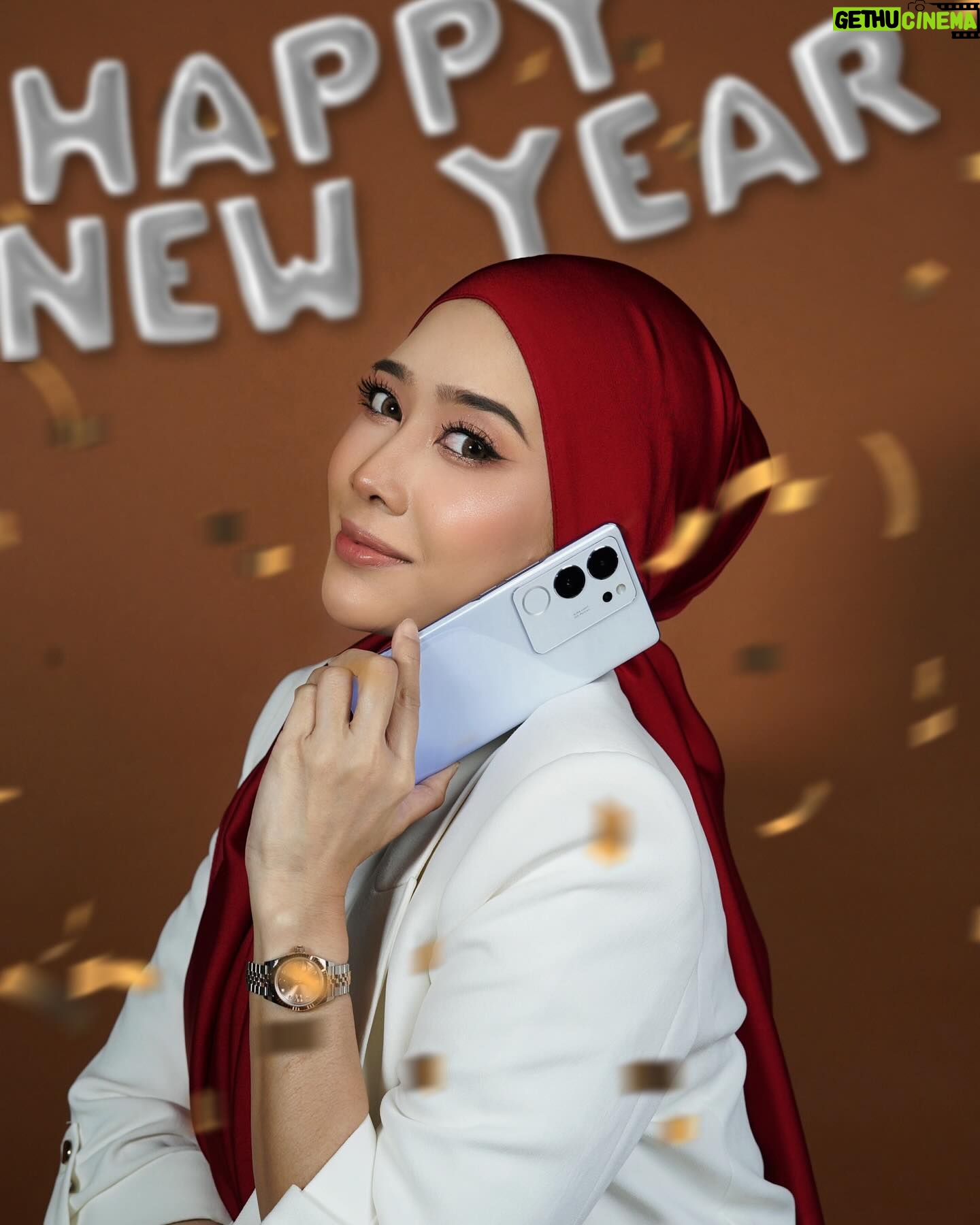 Fatin Afeefa Instagram - Let the next adventure begin! Fa want to introduce you guys with the absolutely stunning vivo V29 5G in Starry Purple! If you guys are in love with photography, phone ni memang pilihan korang tau! Because this phone has a smart colour temperature adjustment. Beep beep ada one more thing. Kalau korang ingin memenangi hadiah worth up to RM 84,000, korang boleh je beli any vivo smartphone priced from RM 799 at any vivo concept store or any authorized store untuk memenangi hadiah tersebut. Prize - Grand prize: 1x LV Bag (1 unit) First prize: 1x vivo x100 (1 unit) Second prize: 1x Joyoung Multifunctional Power Blender worth RM 1,599 (15 units available) Third prize: 1x Joyoung Air Fryer worth RM299 (15 units available) Fourth prize: 1x Joyoung Baking Pan worth RM 179 (24 units available) Fifth prize: RM 10 Cash prize! (3800 units available) #vivoMerryMerryOng #vivoMalaysia
