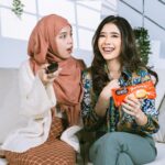 Fatin Afeefa Instagram - Just two friends chilling and enjoying together with their favourite ice cream. 🍦💅 So, share the love, share this berrylicious LA CREMERIA Sharewich ice cream 💕 @nestleicecream.my #nestleicecream #lacremeriasharewich