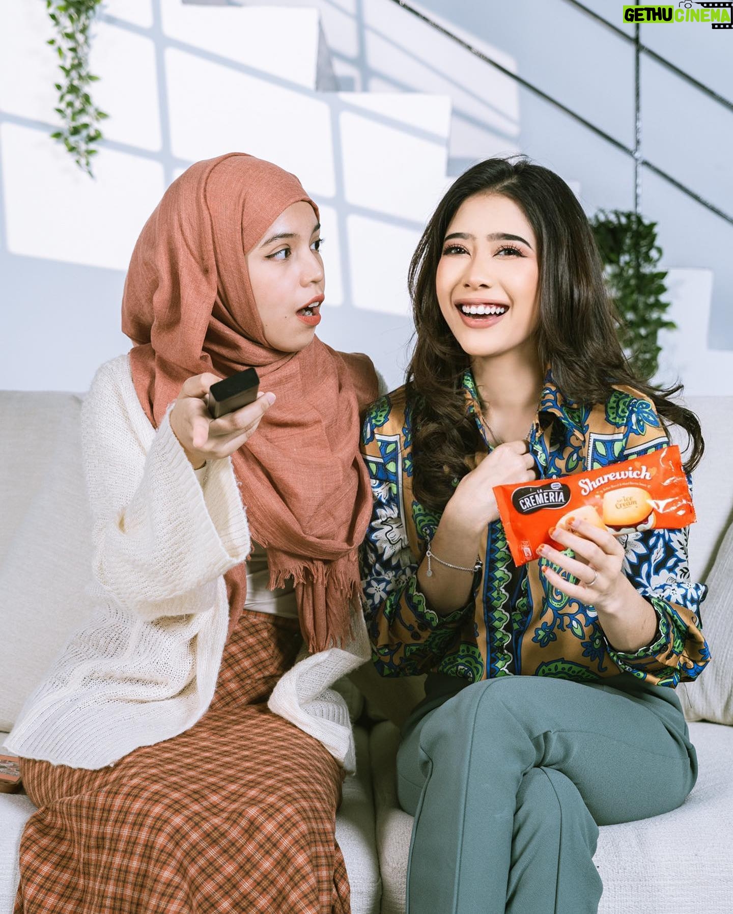 Fatin Afeefa Instagram - Just two friends chilling and enjoying together with their favourite ice cream. 🍦💅 So, share the love, share this berrylicious LA CREMERIA Sharewich ice cream 💕 @nestleicecream.my #nestleicecream #lacremeriasharewich