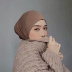 Fatin Afeefa Instagram - You’re given choices in life. Stressing over things you can’t control is your choice too 🤎 but hairfall, bald spots, dandruff, flat and oily hair? those are the things you CAN control. Just because no one can see them, doesnt mean you have to neglect them 🤎 my haircare routine since 2020 @sugardollbynn ✨🌨️