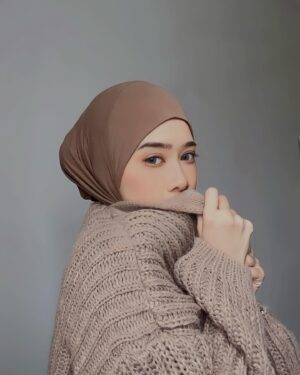 Fatin Afeefa Instagram - You’re given choices in life. Stressing over things you can’t control is your choice too 🤎

but hairfall, bald spots, dandruff, flat and oily hair? those are the things you CAN control. Just because no one can see them, doesnt mean you have to neglect them 🤎

my haircare routine since 2020 @sugardollbynn ✨🌨️