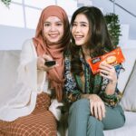 Fatin Afeefa Instagram - Just two friends chilling and enjoying together with their favourite ice cream. 🍦💅 So, share the love, share this berrylicious LA CREMERIA Sharewich ice cream 💕 @nestleicecream.my #nestleicecream #lacremeriasharewich