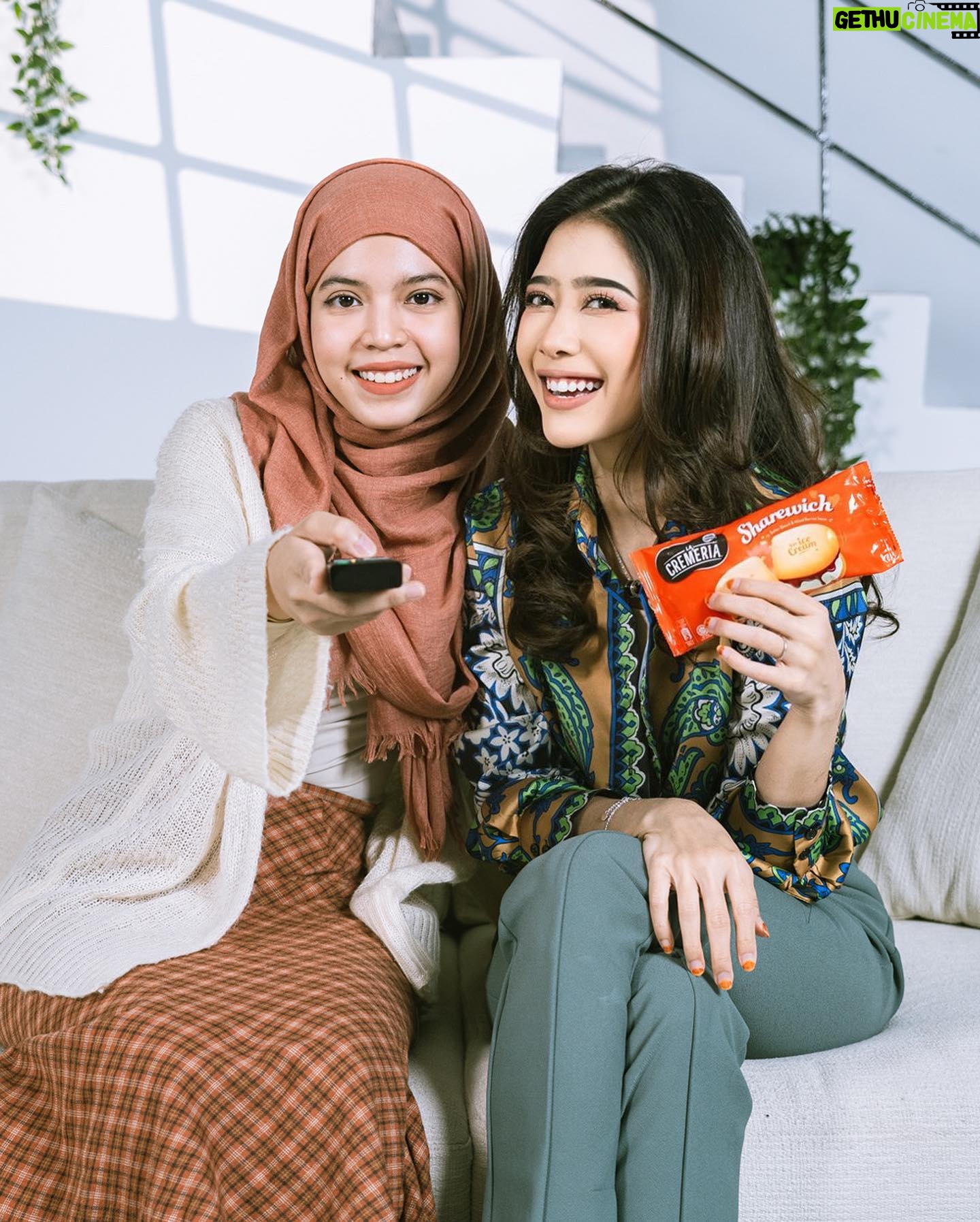 Fatin Afeefa Instagram - Just two friends chilling and enjoying together with their favourite ice cream. 🍦💅 So, share the love, share this berrylicious LA CREMERIA Sharewich ice cream 💕 @nestleicecream.my #nestleicecream #lacremeriasharewich