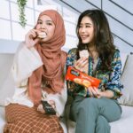 Fatin Afeefa Instagram - Just two friends chilling and enjoying together with their favourite ice cream. 🍦💅 So, share the love, share this berrylicious LA CREMERIA Sharewich ice cream 💕 @nestleicecream.my #nestleicecream #lacremeriasharewich