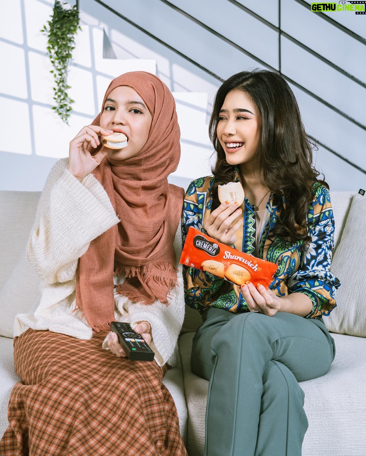 Fatin Afeefa Instagram - Just two friends chilling and enjoying together with their favourite ice cream. 🍦💅 So, share the love, share this berrylicious LA CREMERIA Sharewich ice cream 💕 @nestleicecream.my #nestleicecream #lacremeriasharewich