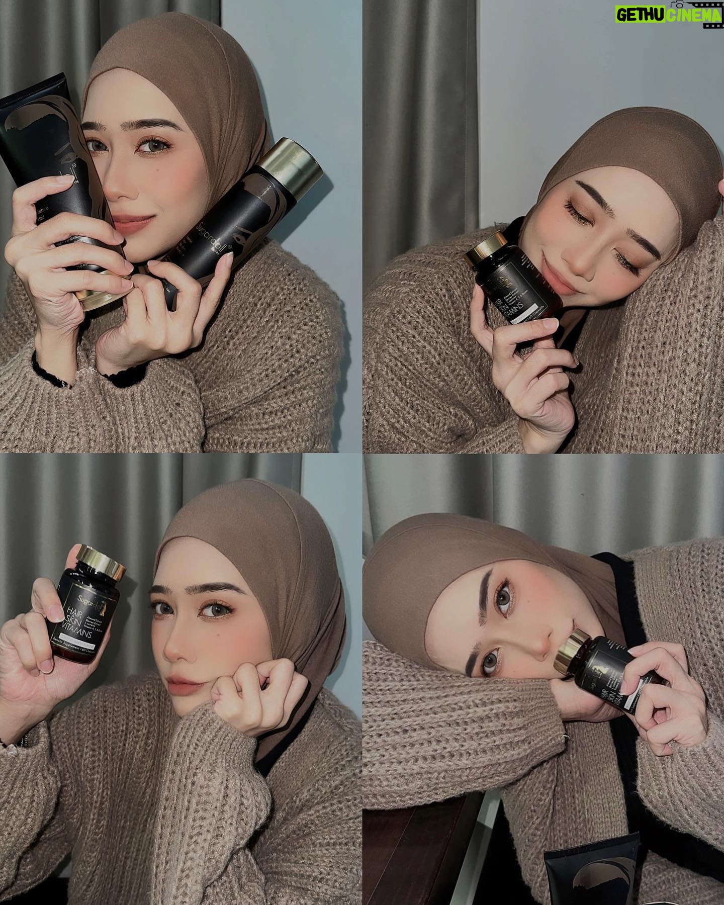 Fatin Afeefa - 27.1K Likes - You’re given choices in life. Stressing over things you can’t control is your choice too 🤎
but hairfall, bald spots, dandruff, flat and oily hair? those are the things you CAN control. Just because no one can see them, doesnt mean you have to neglect them 🤎
my haircare routine since 2020 @sugardollbynn ✨🌨️