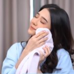 Fatin Afeefa Instagram – Travel time againnn! 🫣 The most important bila pergi travel mestilah NIVEA Extra Bright C&HYA 🍊 Kalau tertinggal ni, tak perfect lah my vacation 😖 Why?

Sebab NIVEA Extra Bright C&HYA ni mengandungi 500X kepekatan vitamin C dan 3X Hyaluron yang akan membantu melembabkan kulit sepanjang my vacation also meningkatkan keserian kulit 🥰 

So Fa nak bagi 1 set NIVEA C&HYA Extra Bright ni dekat seorang lucky winner!! Korang hanya perlu share masalah kulit korang kat comment section and nanti Fa choose 😉

#NIVEACHYA #NIVEAVitaminSerum