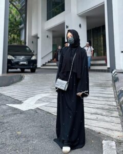 Fatin Afeefa Instagram - Today, saya sepatutnya settlekan urusan anak untuk masuk ke sekolah semula pada hari ini. Sepatutnya. But here I am. I woke up early morning, drove all the way here only to find out orangnya no show. Alasan? Taktau. Tak makan lagi ni, nasib baik sempat minum @leanbyfa Tak la lapar