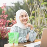 Fatin Shidqia Instagram – Hi guys!
Udah bulan kedua nih, pasti udah makin penuh ya kegiatannya setiap hariiii Apalagi aku! Meeting online masih terus berjalan, teruus masih ada recording dan lain lain. Yang pasti nggak skip untuk jaga kesehatan tubuh yaa~
Walaupun aku sering beraktifitas di luar ruangan, aku nggak takut belang atau kusam lagi karena ada Citra Fresh Glow Multifunction! Iya, beneran multifunction loh, bisa dipakai ditubuh ataupun diwajah. Kandungannya ada natural aloe vera essence, 20X glowing serum niacinamide dan Vitamin E yg bikin kulit tetap segar, lembab dan bebas belang. Jadi apapun kegiatannya, nggak takut kusam deh!

Yuk percayakan kulit cerah bebas belang ke Citra Fresh Glow Multifunction!
#GlowingBebasKusam 🤍
