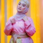 Fatin Shidqia Instagram - Jarang-jarang kebayaan, sukak! 🎀 ⠀⠀⠀⠀⠀⠀⠀⠀⠀⠀⠀⠀ ⠀⠀⠀⠀⠀⠀⠀⠀⠀⠀⠀⠀ ⠀⠀⠀⠀⠀⠀⠀⠀⠀⠀⠀⠀ Kebaya by @erasoekamto.official Styled by @_gilygily Makeup by @cantikawannadewi Hijab by @awanisaw