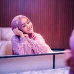 Fatin Shidqia Instagram - Nanti kalo nikah pake adat apa yaa... HAHAHAH, jawabannya ada di episode "Ketika Gw Menikah" di Bisik-Bisik Senada, dengerin langsung di Spotify yaaa calon suamiiikk!! Wkwkwkwk takut 🥲