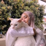 Fatin Shidqia Instagram - Salah satu hari paling buruk dalam hidup aku.. Pas Yuki dikabarin kesembuhannya cuma 20% dan masa kritisnya seminggu, trs harus transfusi darah, dan nafsu makannya blm bagus. Alhamdulillah sekarang udah jauuuhh lebih baik, kalo makin baik terus, seminggu lg bisa stop obat, YEAAYY! Hari paling buruk kalian gimana? Aku cerita banyak juga nih di Bisik-Bisik Senada, dengerin yaaa di Spotify!!